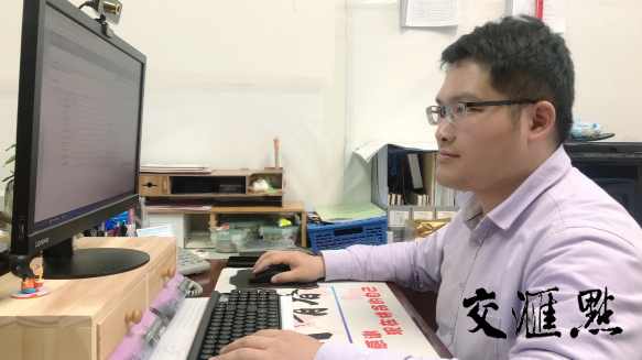 图为学院学工办老师正在办理汇款手续